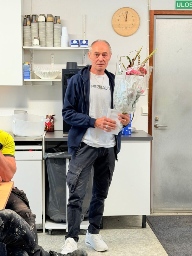 Pyhäjoen tehtaan koko henkilöstö kokoontui 4.9.2026 juhlistamaan Unto Koskenlaineen 47 vuoden mittaista työuraa. Untoa muistettiin läksiäistilaisuudessa kukilla ja kakkukahveilla.